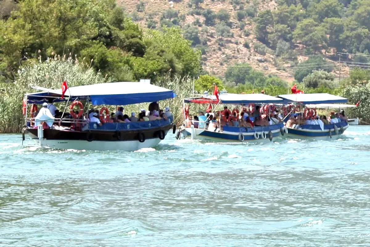 Dalyan'da Tekneler Balık İstifi Gibi Turist Taşıyor